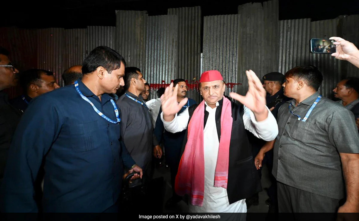 Akhilesh Yadav On Warpath Over Tin Sheets’ Barricade At JP Narayan Museum