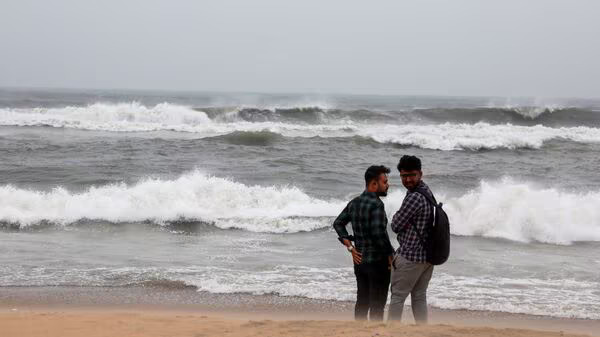 Chennai weather today: Tamil Nadu, Puducherry brace for heavy rain ahead of Cyclone Fengal, schools shut | 10 updates